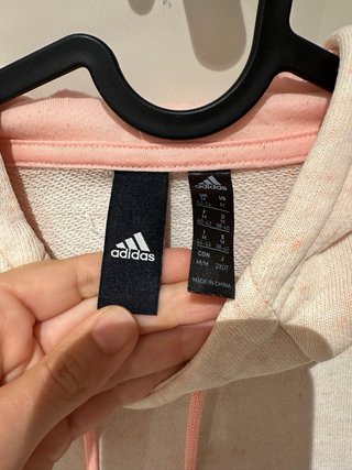 Sudadera Adidas con capucha y detalles rosas