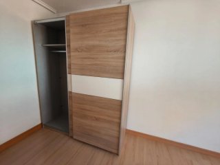 Armario puertas correderas madera y blanco