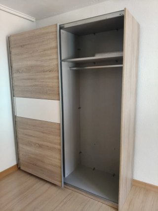 Armario puertas correderas madera y blanco