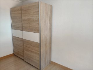 Armario puertas correderas madera y blanco
