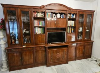 Mueble de salón de madera y cristal