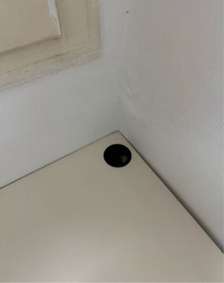 Escritorio esquinero blanco y cajonera naranja