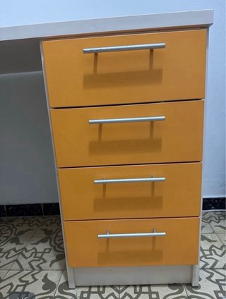 Escritorio esquinero blanco y cajonera naranja