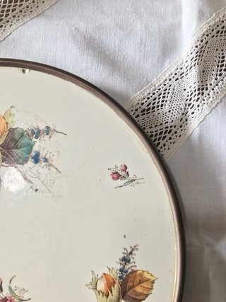 Salvamanteles antiguo porcelana y latón 28 cm