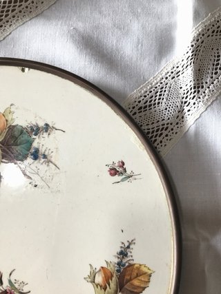 Salvamanteles antiguo porcelana y latón 28 cm
