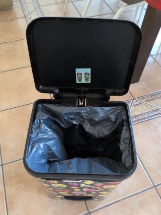 Cubo de basura decorado con comida y emojis