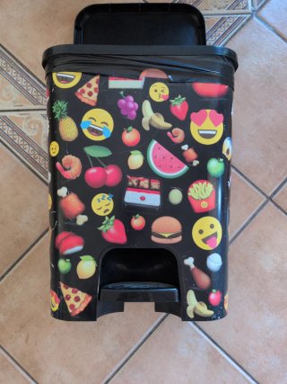 Cubo de basura decorado con comida y emojis
