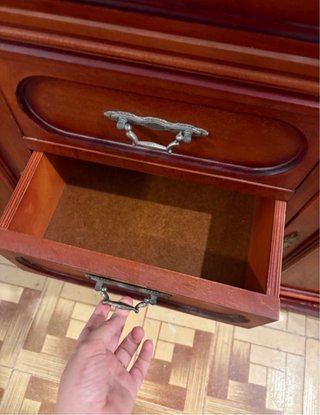 Mueble de madera con tapa de mármol