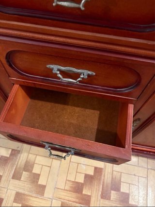 Mueble de madera con tapa de mármol
