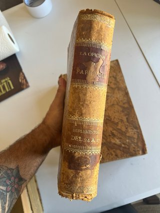 dos volúmenes de “La Oficina de Farmacia Española