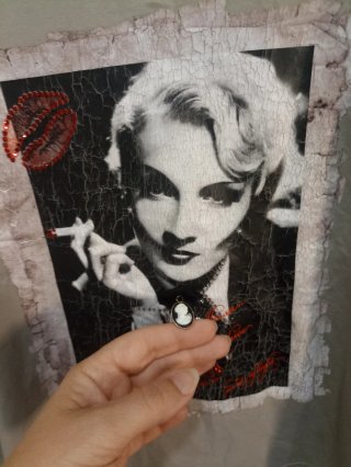 Maglietta EAN 13 donna stampa vintage.