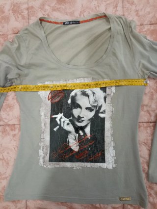 Maglietta EAN 13 donna stampa vintage.