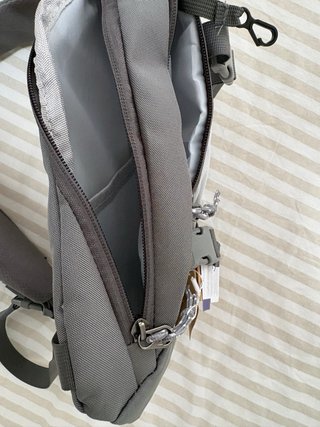 Mochila Patagonia Atom 8L Gris/Blanca