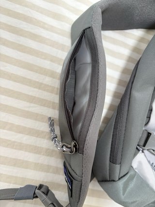 Mochila Patagonia Atom 8L Gris/Blanca