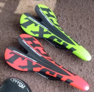 2 Sillines de Bicicleta de Carbono Rojo y Verde