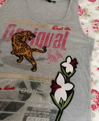 Camiseta Desigual Talla L con Tigre y Flores