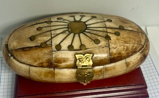 Caja antigua hueso y bronce
