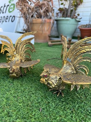 Figuras de Gallos de Pelea dorados