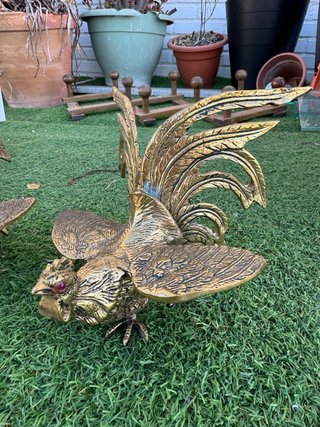 Figuras de Gallos de Pelea dorados