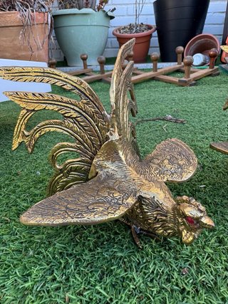 Figuras de Gallos de Pelea dorados