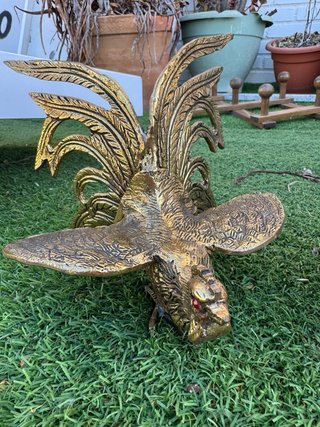 Figuras de Gallos de Pelea dorados