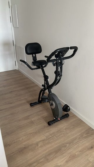 Banco de pesas y barra con discos con bicicleta
