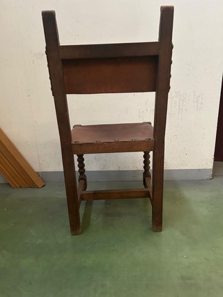 Sillas de madera con tachuelas