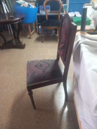 Silla antigua de madera y tela