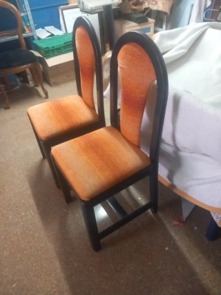 2 Sillas Negras con Asiento Naranja