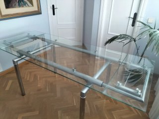 Mesa extensible de cristal y metal para salón