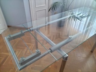 Mesa extensible de cristal y metal para salón
