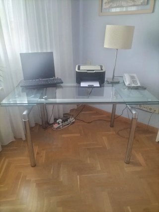 Mesa extensible de cristal y metal para salón