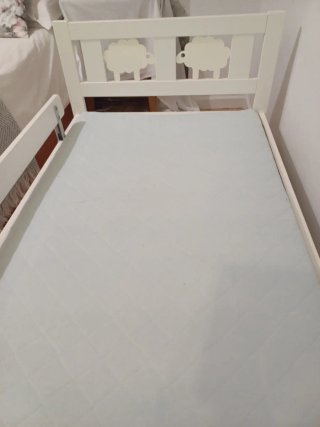 Cama infantil blanca con colchón