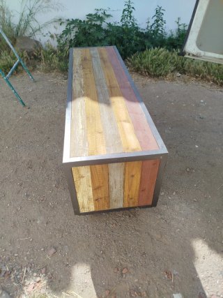 Cómoda estilo industrial con ruedas