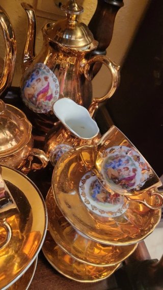 Varios juegos de té Bababria bañados en oro