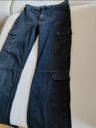 Pantalón Zara talla 34 y top crop Stradivarius.