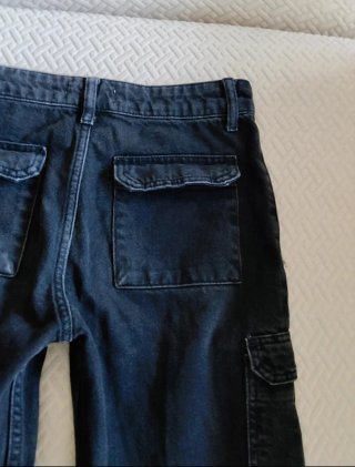 Pantalón Zara talla 34 y top crop Stradivarius.