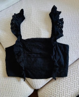 Pantalón Zara talla 34 y top crop Stradivarius.