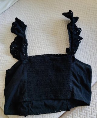 Pantalón Zara talla 34 y top crop Stradivarius.