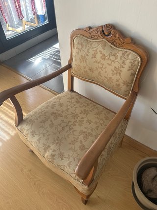 Elegante silla de madera y tela