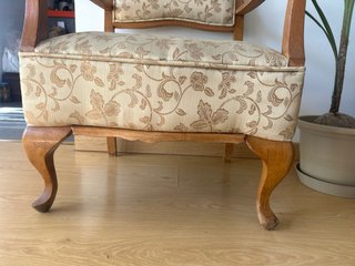 Elegante silla de madera y tela