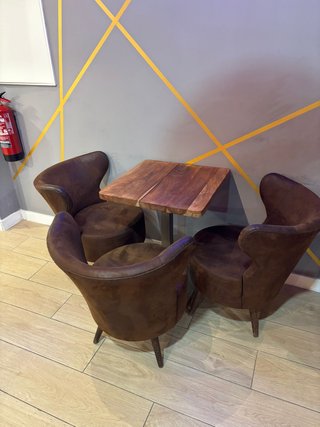 Mesa Madera Maciza y 3 Sillones