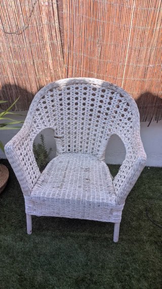 Silla de mimbre blanca