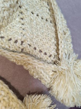 Conjunto bufanda y gorro tejido beige