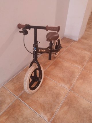 Bici de equilibrio Btwin negra