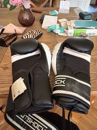 Guantes Boxeo Outshock + Vendas Rojas 12oz