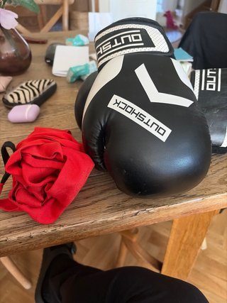 Guantes Boxeo Outshock + Vendas Rojas 12oz