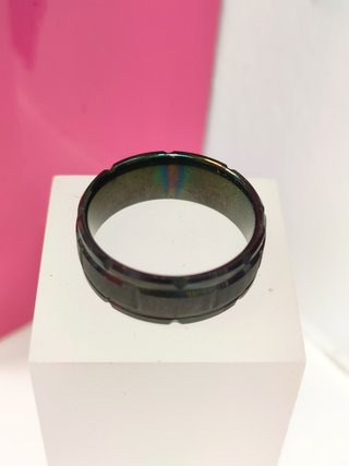 Anillo acero negro con lineas en el centro T18