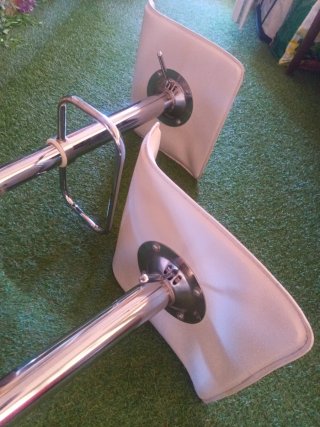 2 Taburetes de Bar Blancos y Plateados