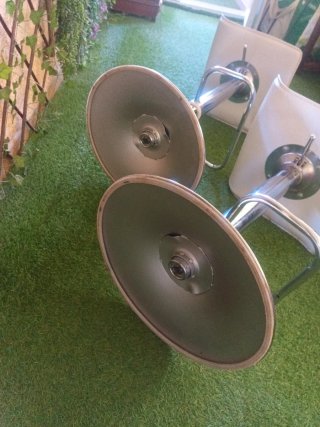 2 Taburetes de Bar Blancos y Plateados